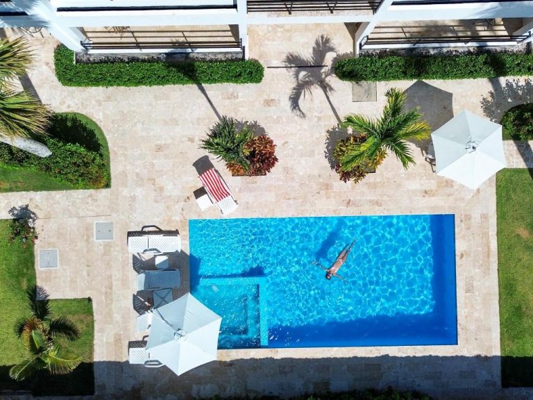 Vista aérea de la piscina exterior con tumbonas y jardines del La Curadiña Encuentro Surf Hotel
