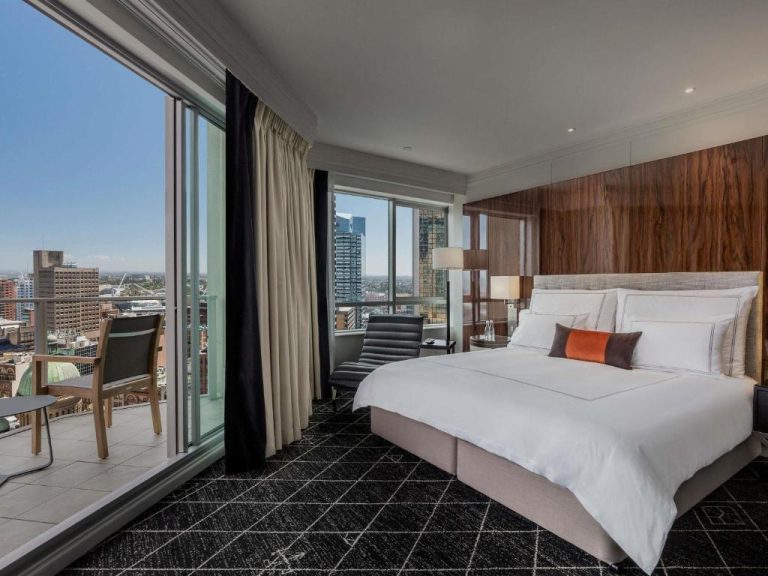 Habitación deluxe con cama king y vistas panorámicas a la ciudad en Swissotel Sydney