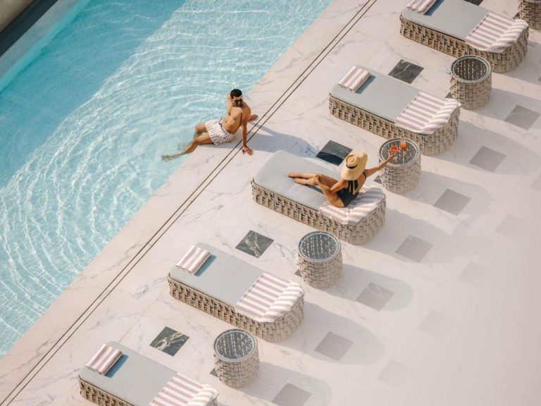 Piscina exterior con tumbonas de lujo y solarium de mármol en el Fairmont Mumbai