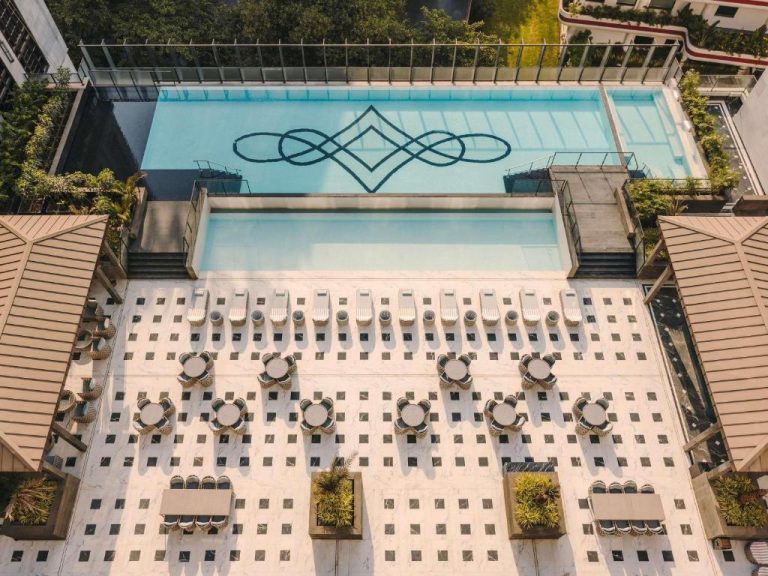 Vista aérea de la piscina infinity y terraza con tumbonas del Fairmont Mumbai