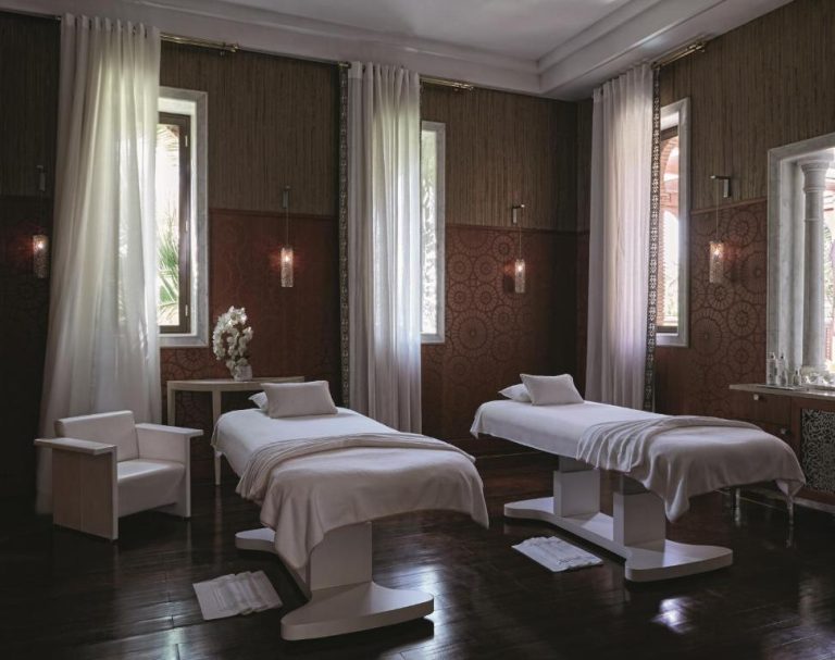 Sala de spa doble con camillas de masaje y decoración árabe en Royal Mansour Marrakech
