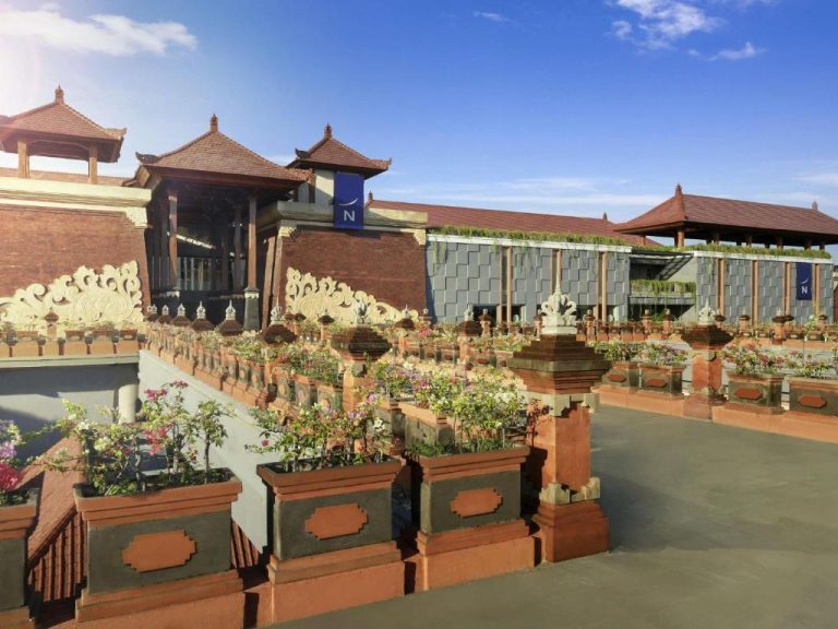 Fachada exterior con jardines y arquitectura balinesa tradicional del Novotel Bali Ngurah Rai Airport