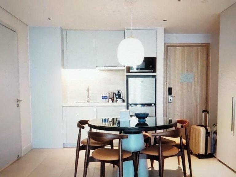 Cocina americana y zona de comedor con mesa redonda en The Manito Seaview Suites