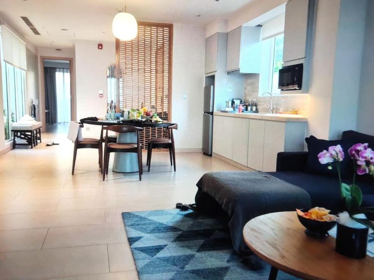 Salón con cocina americana y comedor integrado en The Manito Seaview Suites con diseño moderno