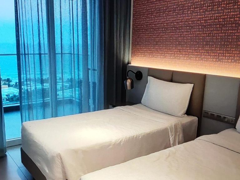 Habitación doble con camas individuales y vista al mar en The Manito Seaview Suites