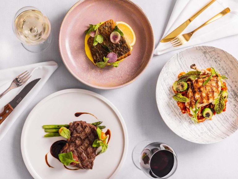 Tres platos gourmet de carne, pescado y pollo con vinos en el restaurante del Swissotel Sydney