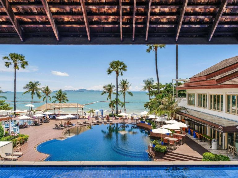 Piscina infinita con vistas al mar y zona de descanso del Pullman Pattaya Hotel G en Tailandia