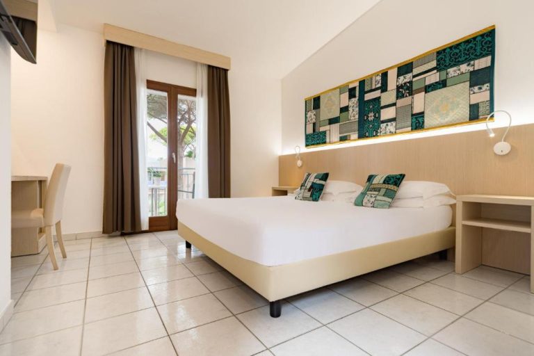 Habitación doble con terraza y decoración patchwork en Hotel Corte Rosada Adults Only Meliá