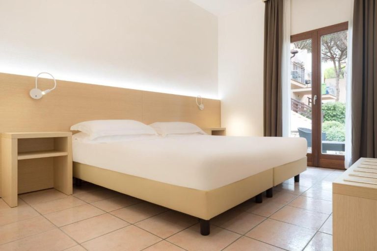 Habitación doble luminosa con cama king size y terraza exterior en Hotel Corte Rosada Adults Only