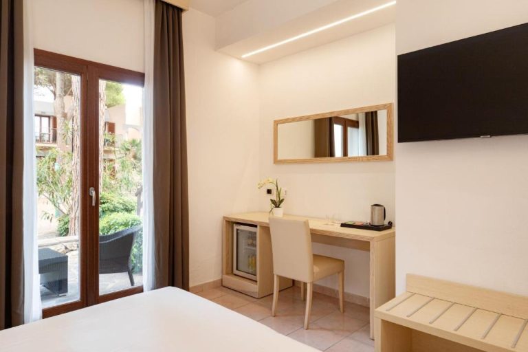 Habitación con escritorio, minibar y terraza con jardín en Hotel Corte Rosada Adults Only Meliá