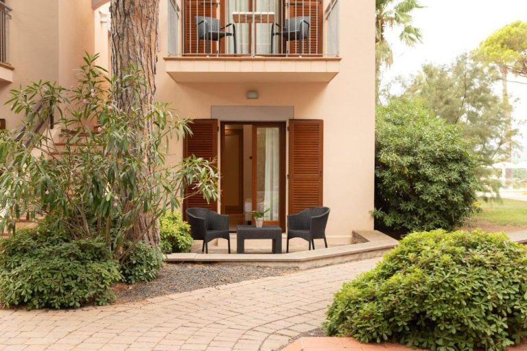 Terraza privada con sillas y jardín exterior del Hotel Corte Rosada Adults Only Affiliated by Meliá