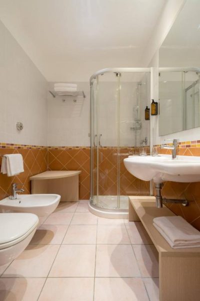 Baño moderno con ducha de mampara y bidé del Hotel Corte Rosada Adults Only Meliá
