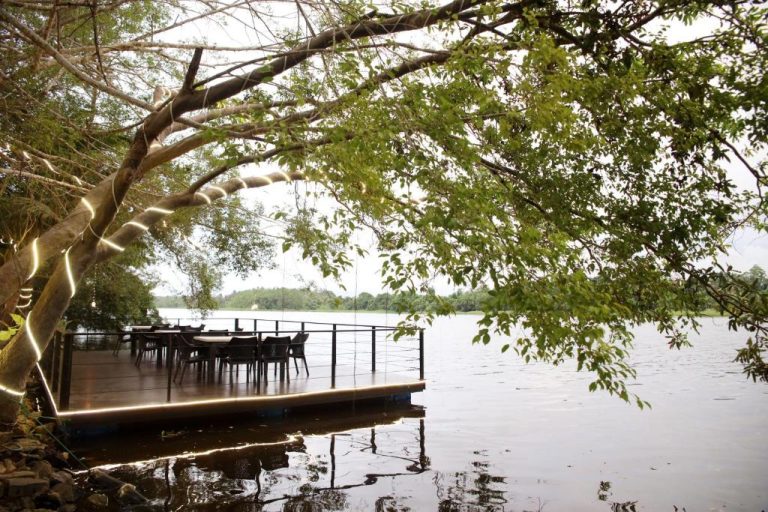 Terraza flotante con comedor al aire libre sobre el lago en River Tree Bolgoda rodeada de naturaleza