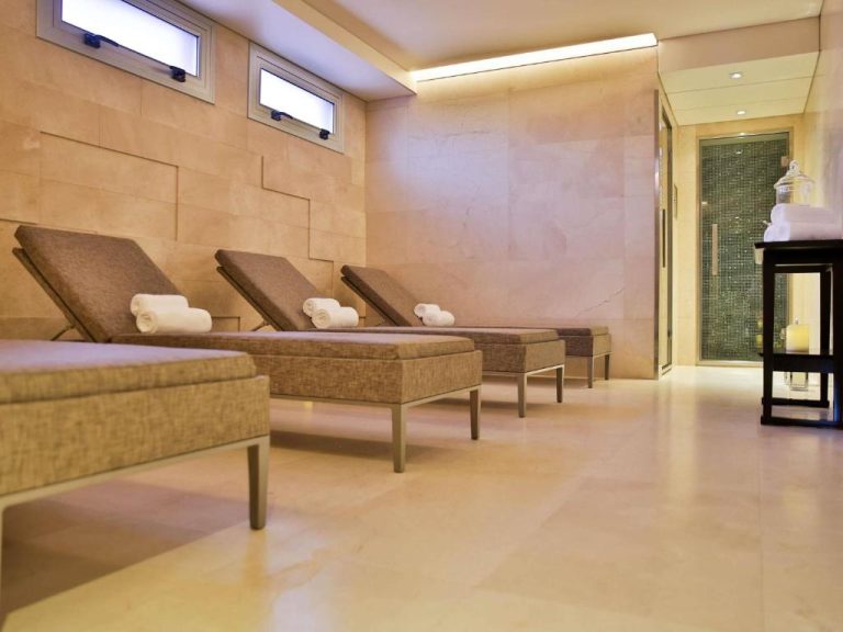 Zona de relax con tumbonas y toallas en el Spa del Palladio Hotel Buenos Aires MGallery Collection