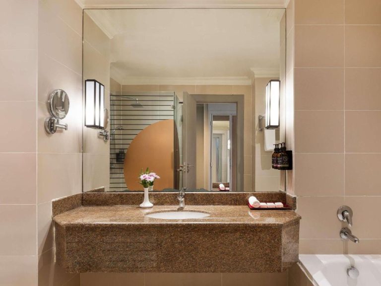 Baño de lujo con encimera de granito y bañera en el Pullman Nairobi Upper Hill