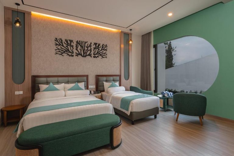 Habitación twin con decoración en verde y madera del Anaya Azana Hotel & Villa Tawangmangu