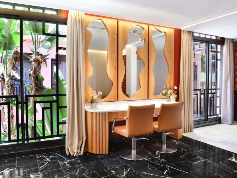 Salón de peluquería con espejos de diseño y sillas en el Mövenpick Hotel Mansour Eddahbi Marrakech