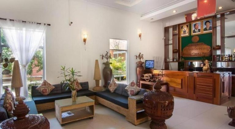 Lobby y recepción del Sambopich Chenla Hotel con sofás y decoración tradicional camboyana
