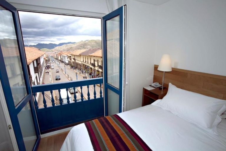 Habitación doble con balcón y vista panorámica a la calle principal de Cusco en Hotel Plaza de Armas