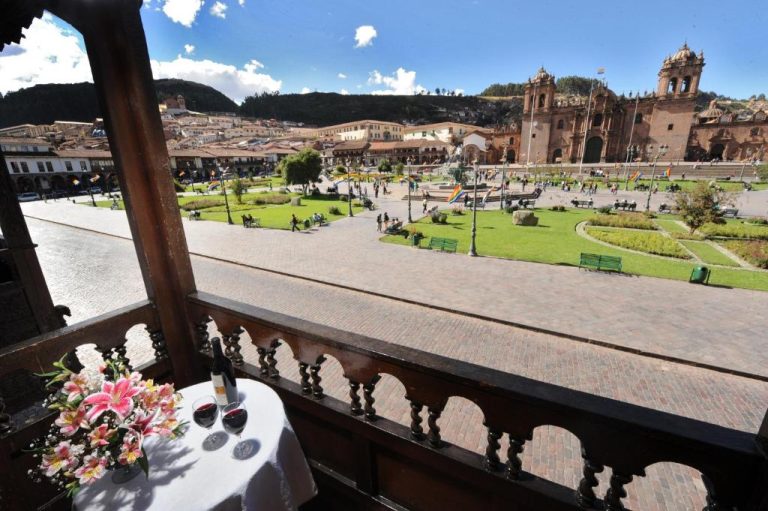 Balcón con vista a la Plaza de Armas de Cusco desde el Hotel Katari Plaza El Virrey