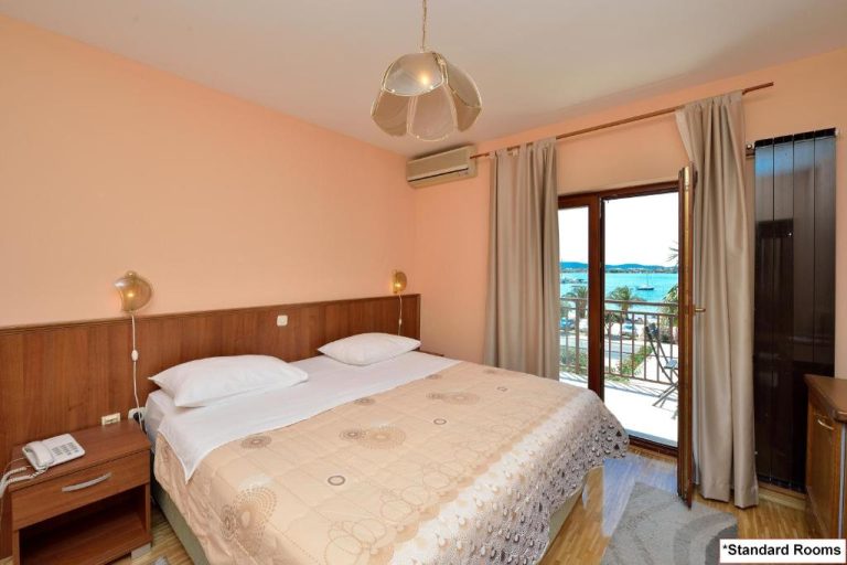 Habitación estándar con cama doble y balcón con vistas al mar en Hotel Joso