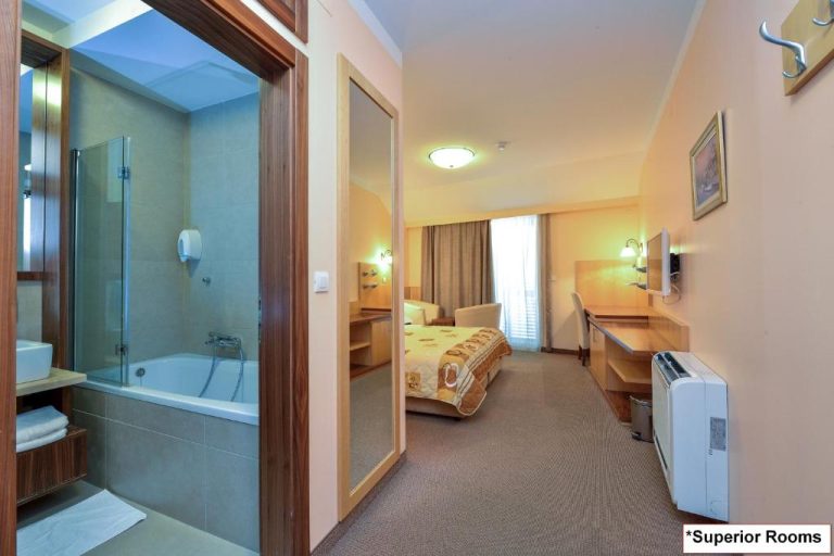 Habitación Superior con baño completo y bañera del Hotel Joso, zona de descanso y escritorio