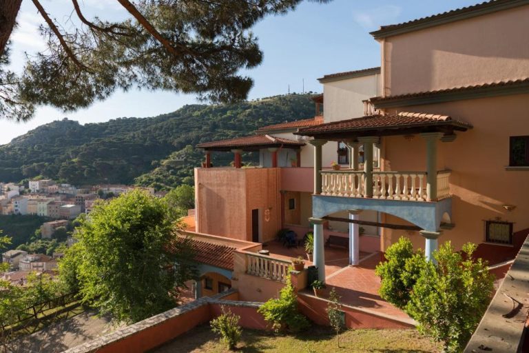 Terraza exterior con balcón y vistas a la montaña del Hotel Su Lithu en Cerdeña