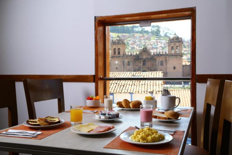 Desayuno buffet con vista a la Catedral del Cusco desde el comedor del Casa Andina Standard Cusco Plaza