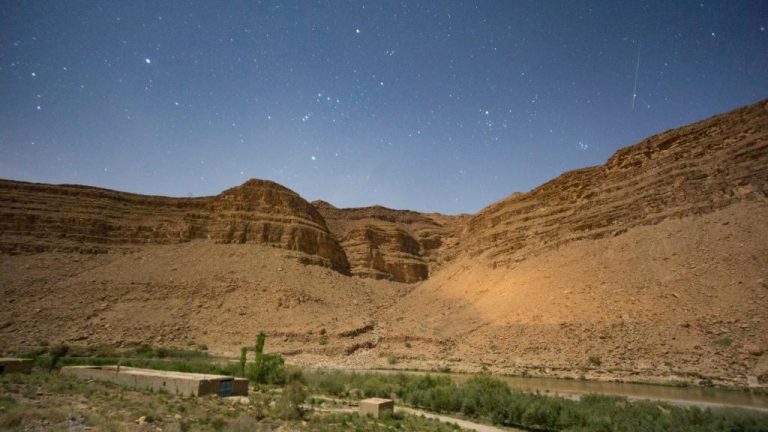 Vista nocturna del cañón rocoso y cielo estrellado junto al Kasbah Hotel Camping Jurassique en Marruecos