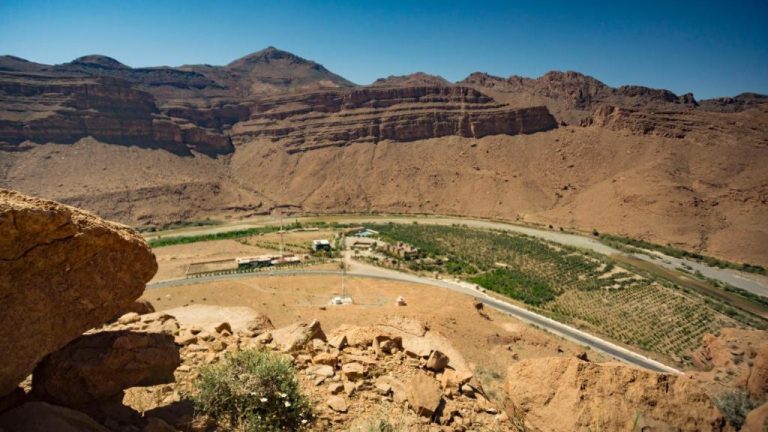 Vista panorámica del valle y jardines del Kasbah Hotel Camping Jurassique rodeado de montañas del Atlas