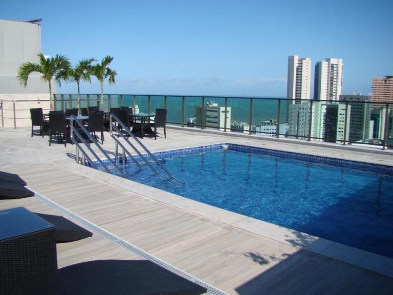 Piscina en azotea del Flat 508 Recife con vistas al mar y skyline de la ciudad