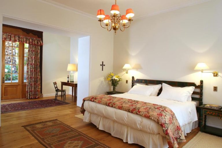 Habitación clásica con cama doble y araña de luces en Hotel Casa Real Viña Santa Rita, Chile