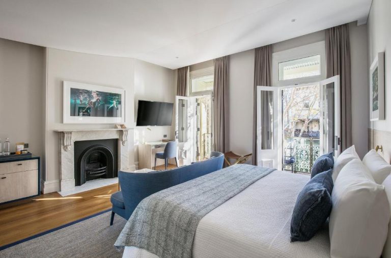 Habitación de lujo con chimenea de mármol y balcón en Spicers Potts Point Sydney