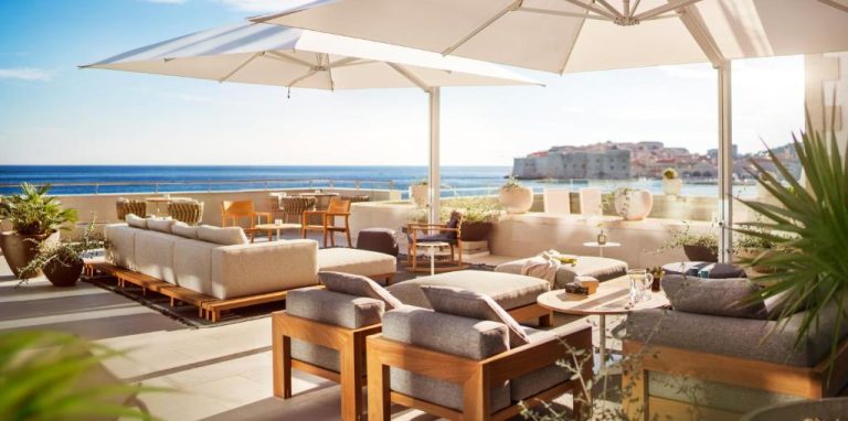 Terraza lounge con sofás del Hotel Excelsior y vistas panorámicas al mar Adriático y casco antiguo