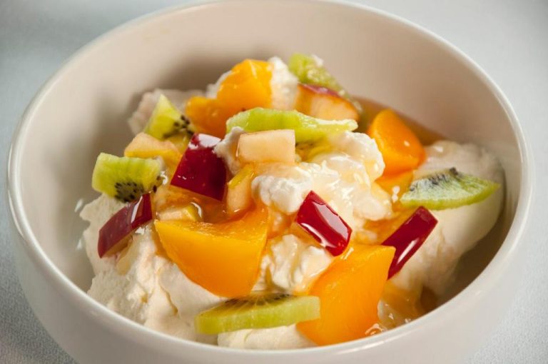 Bol de ensalada de frutas frescas con kiwi, mango y nata en el Daskalogiannis Hotel