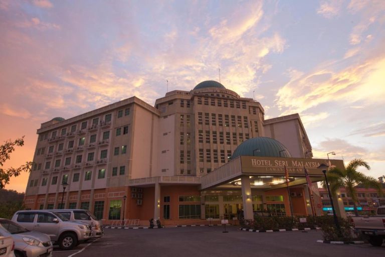 Fachada exterior del Hotel Seri Malaysia Lawas en Sarawak al atardecer con cúpula central