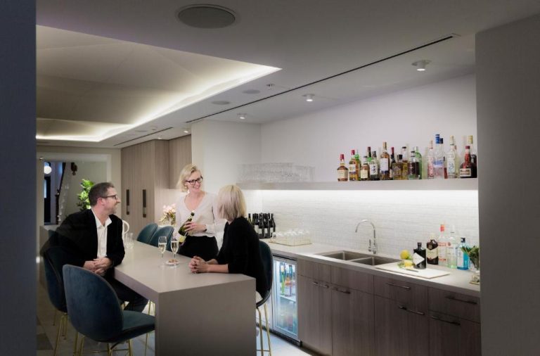 Bar elegante con cócteles y servicio personalizado en el hotel Spicers Potts Point Sydney