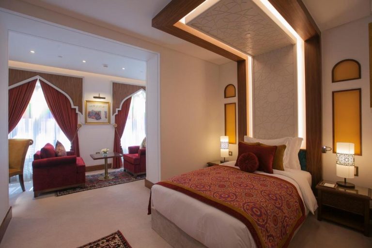 Suite de lujo con decoración árabe tradicional y cama king en Souq Waqif Boutique Hotels Tivoli