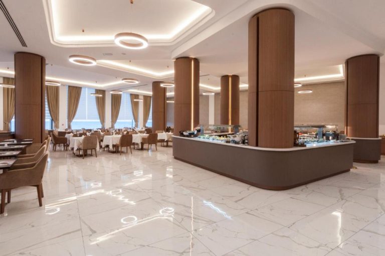 Elegante restaurante buffet con suelo de mármol y columnas de madera del Vivaldi Hotel