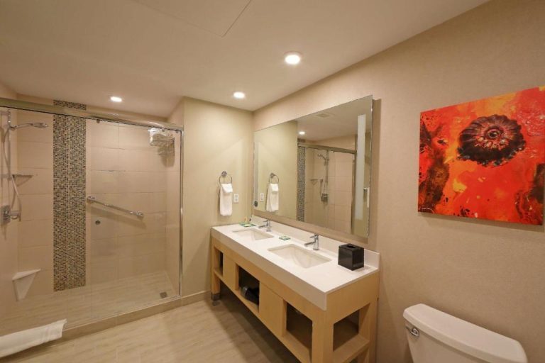 Baño moderno con ducha de cristal y doble lavabo en el Hyatt Place Tegucigalpa