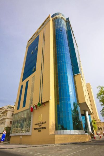 Fachada exterior del Kingsgate Hotel Doha by Millennium Hotels con cristales azules y torre moderna