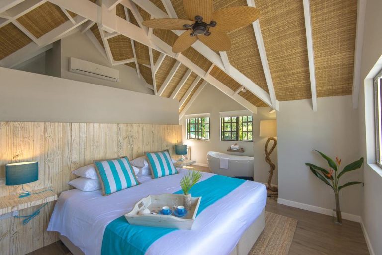 Habitación de lujo con jacuzzi y techo de paja en Le Nautique Waterfront Hotel La Digue, Seychelles