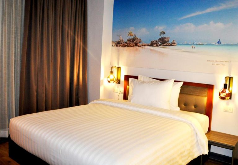 Habitación doble con cama king y mural de Boracay White Sand Beach en el Hotel GQ Plaza