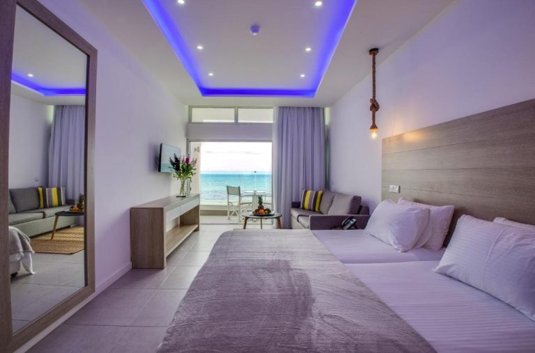 Habitación doble con vista al mar y luces LED azules en Island Boutique Hotel con balcón frente al océano