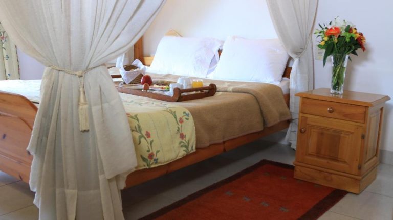 Habitación doble con cama de dosel y bandeja de desayuno en cama del Hotel Westfalenhaus