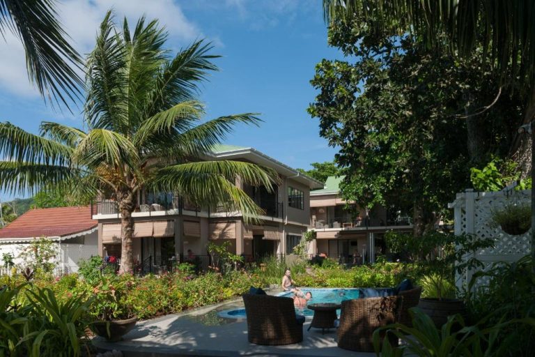 Piscina exterior rodeada de jardín tropical en Le Repaire Boutique Hotel & Restaurant en Seychelles