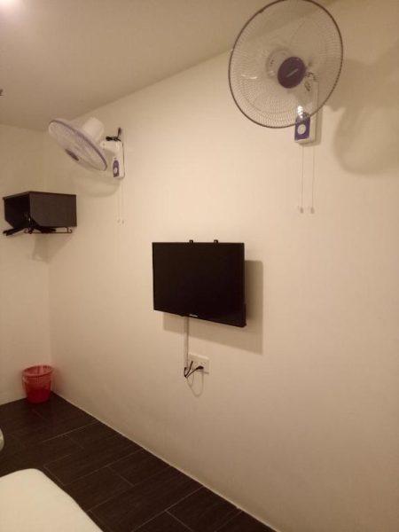 Habitación del Hotel Sri Bernam con televisión de pantalla plana y ventiladores de pared