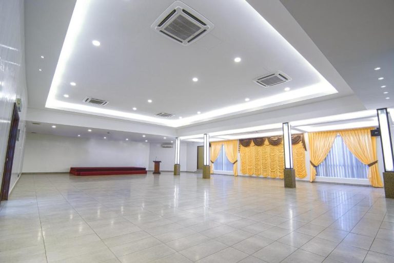 Amplio salón de eventos y banquetes con cortinas doradas en el Hotel Sri Bernam