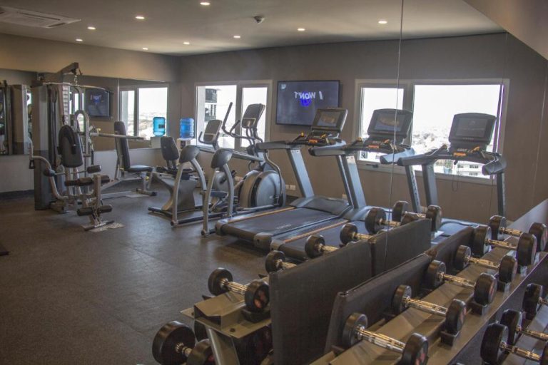 Gimnasio completamente equipado con cintas de correr, pesas y máquinas en el Dazzler by Wyndham Asunción