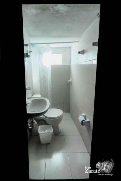 Baño completo con inodoro, lavabo y zona de ducha en ECO-CABAÑAS Cancún